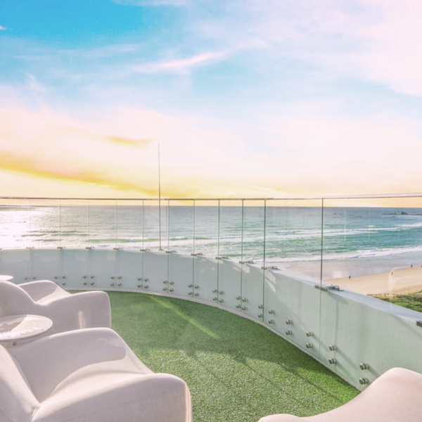 Low-iron structural glass pool window deigned by architects