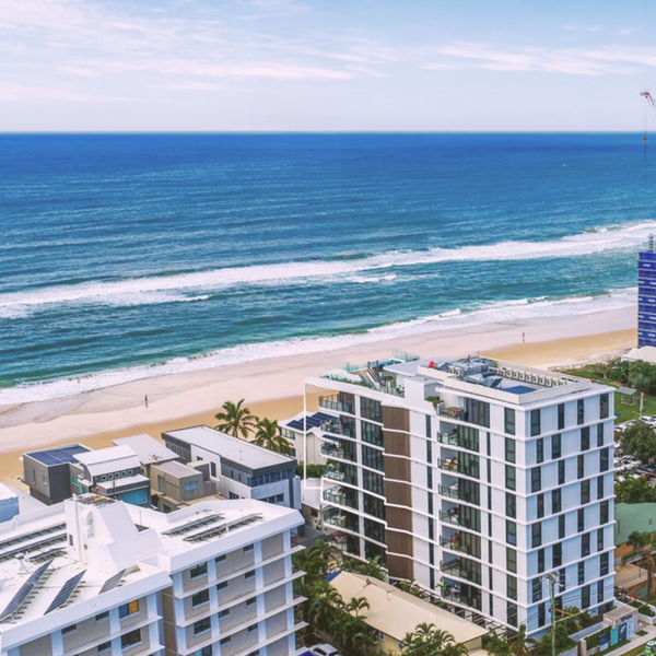 25.52mm laminated glass pool panel integrated into modern Gold Coast swimming pool